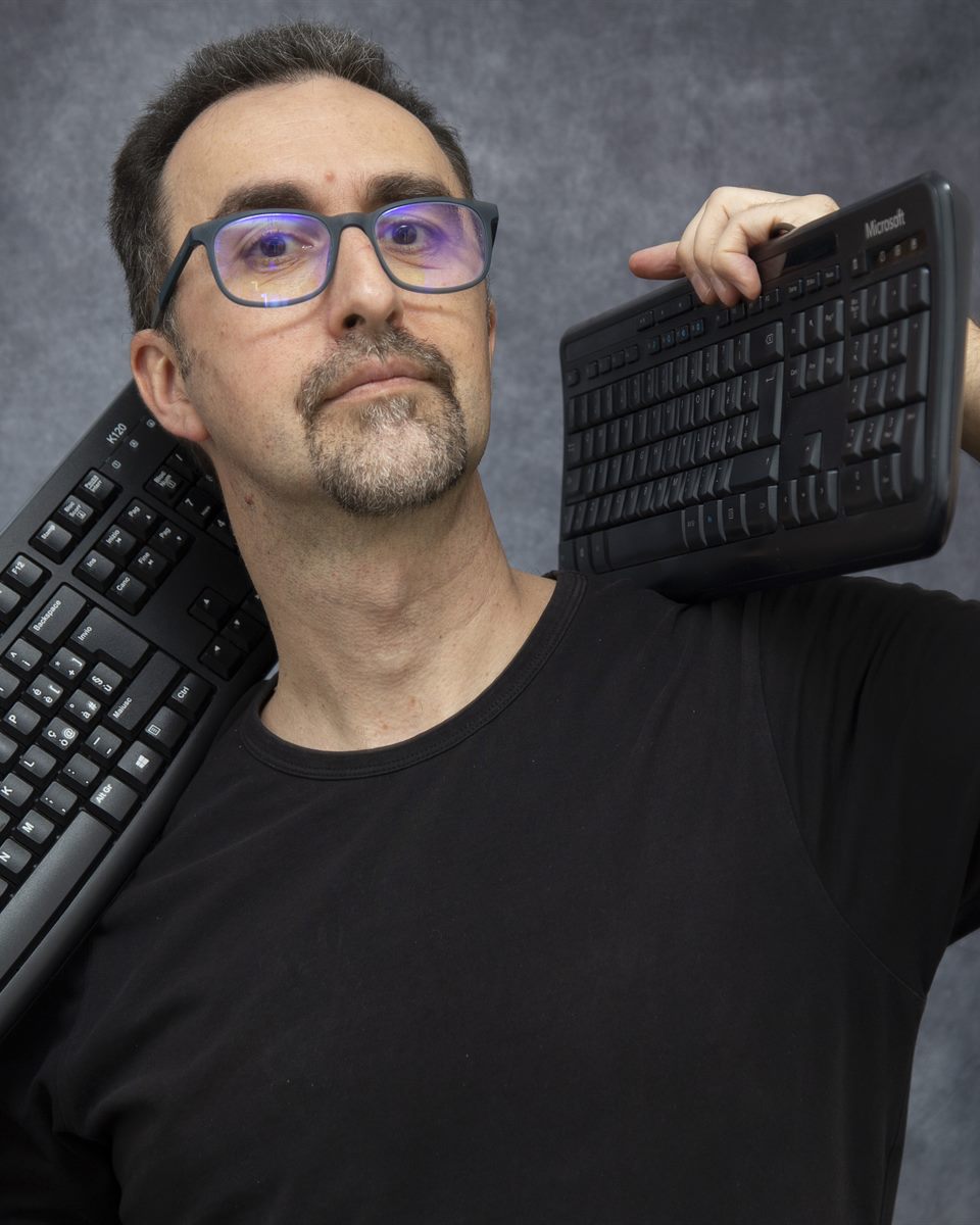 Giorgio Carrozzini con due tastiere sulle spalle